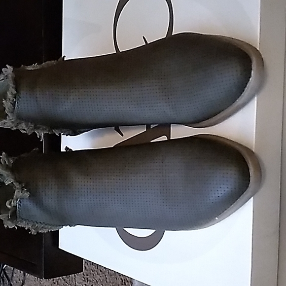 Olive booties, not sure if it's leather or suede, but beautiful true olive color - Picture 3 of 7